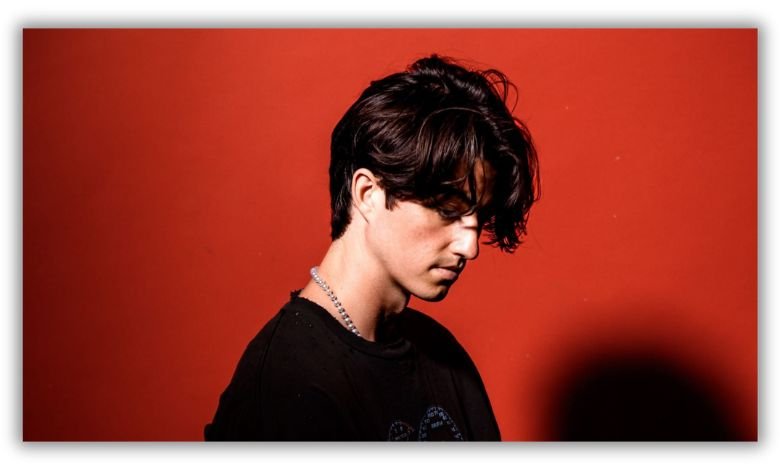 Elijah Woods performing live at upcoming concert in Singapore