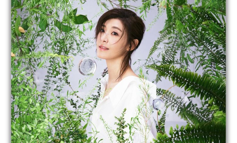 Tarcy Su performing at her scheduled concert in Singapore