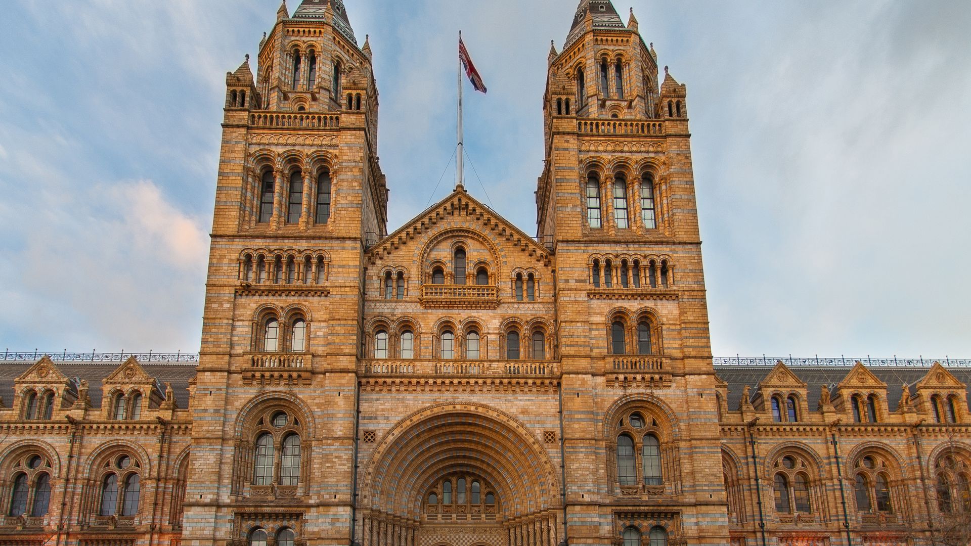 the building of Natural History Museum in London