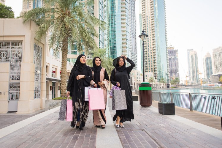 girls shopping and walking