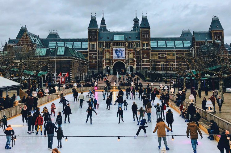  Ice Skating on the Canals: Museumplein