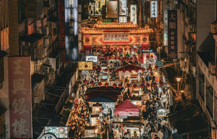 Late-Night Markets, Shopping & Supper Spots
