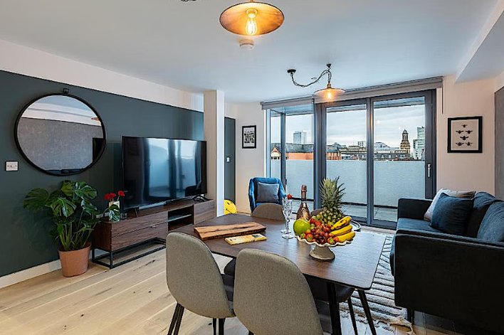 stays near manchester nightclubs