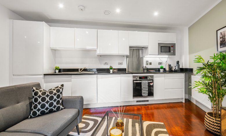 difference between serviced apartment and hotel