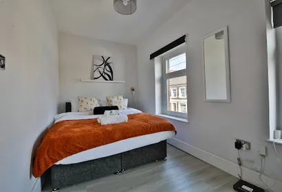 2 Bed Flat In Vibrant Area Near City Centre