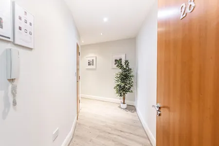 Thames Edge Apartment near LHR Airport - Staines