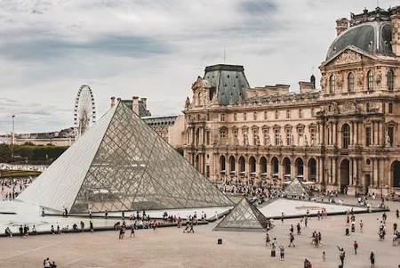 EXPERIENCE UBER LIVING ACROSS TUILERIES