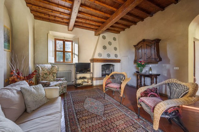 CLASSIC TUSCAN VILLA WITH SWIMMING POOL AND GARDEN
