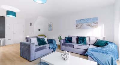 Modern 4 Bedroom House With Parking in Farnham Royal