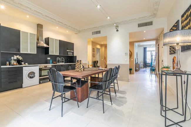 BEST LOCATION IN 8TH NEXT TO AVE MONTAIGNE-THE IDEAL PARISIAN PIED A TERRE