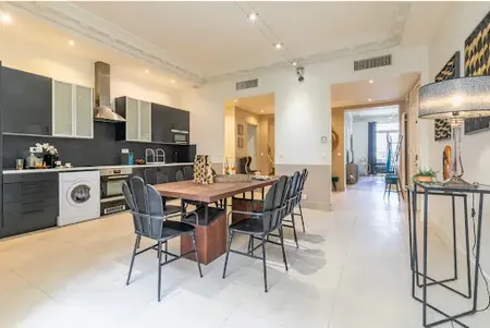 BEST LOCATION IN 8TH NEXT TO AVE MONTAIGNE-THE IDEAL PARISIAN PIED A TERRE