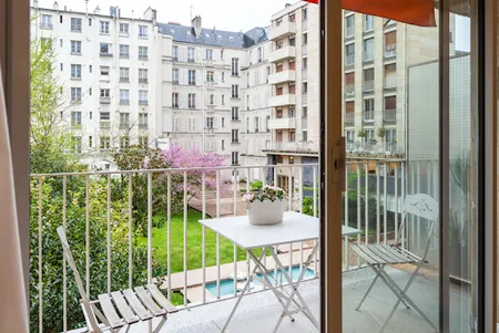 NEXT TO THE MOST MARKET STREET RUE CLER