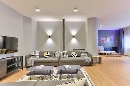 118M2 IN CHAMPS ELYSEES - RUE DE PONTHIEU