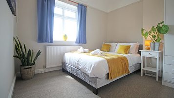 Prenton Place - Central Chester Beautiful Home