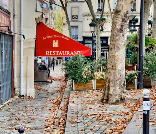 LEADING DIRECTLY TO THE SEINE &NOTREDAME-90M2 RUE BIEVRE