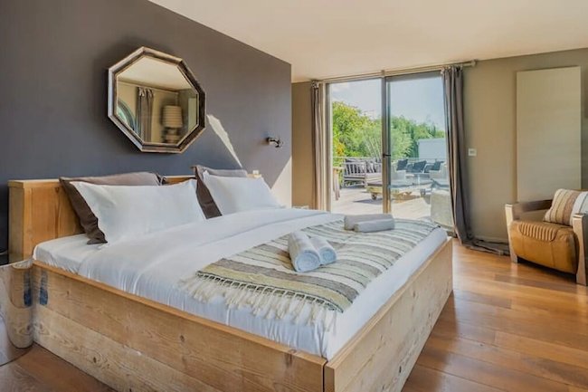 A GRAND LUXURY IN NEUILLY ON THE BACKDROP OF RIVERSIDE GREENRYOF ILE DE PUTEAUX