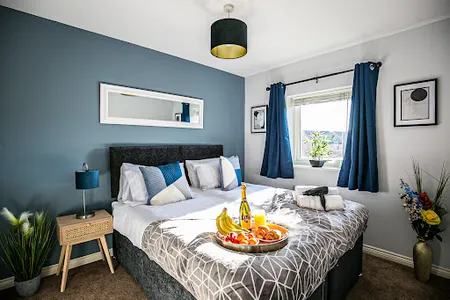Cosy 3 Bedroom 3 Bathroom House with Free Parking, Garden and Smart TV with Netflix by Yoko Property