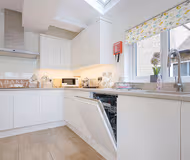 4 Bedroom House - Sleeps 8 - Close to City Centre with Free Parking, Fast Wifi and Smart TV with Virgin TV and Netflix