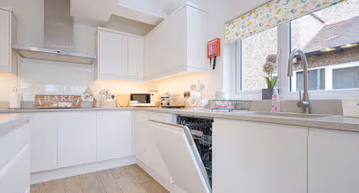 4 Bedroom House - Sleeps 8 - Close to City Centre with Free Parking, Fast Wifi and Smart TV with Virgin TV and Netflix