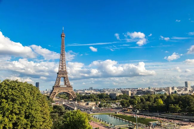 BEST LOCATION IN 8TH NEXT TO AVE MONTAIGNE-THE IDEAL PARISIAN PIED A TERRE