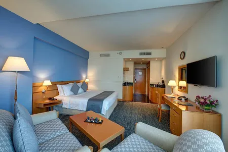 King sized bedroom at Port Saeed Serviced Apartments, Deira