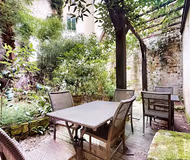 LEADING DIRECTLY TO THE SEINE &NOTREDAME-90M2 RUE BIEVRE