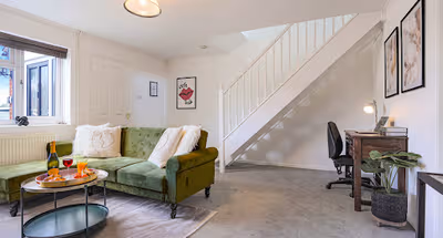 Blandford House with Free Parking, Fast Wifi, Smart TV with Netflix and Private Garden by Yoko Property