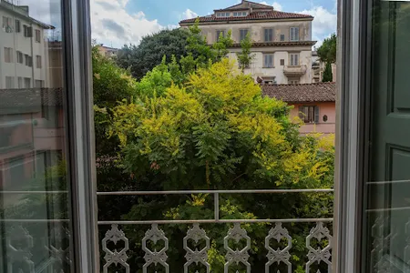 UNIQUE ABODE HIGHLIGHTING FRESCOES -VIA LA MARMORA