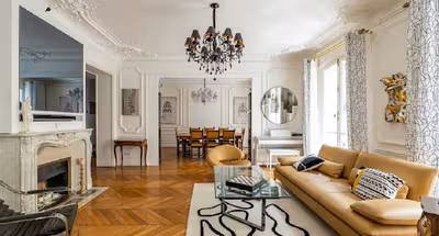 The Crown On Avenue des Champs Elysée