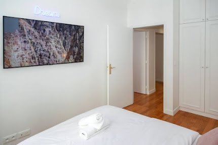 LUXE!!LOCATED NEAR MANY PARISIAN RESTAURANTS, CHIC CAFES WITH BEAUTIFUL TERRACES