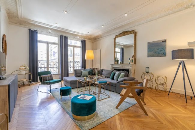 BEST LOCATION IN 8TH NEXT TO AVE MONTAIGNE-THE IDEAL PARISIAN PIED A TERRE