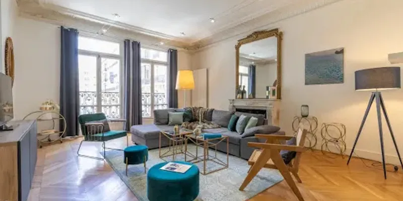 BEST LOCATION IN 8TH NEXT TO AVE MONTAIGNE-THE IDEAL PARISIAN PIED A TERRE