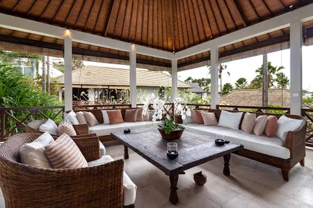 A Classic Luxury Villa Near Batubelig