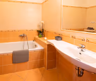 <font style="vertical-align: inherit;"><font class="" style="vertical-align: inherit;">Teljesen berendezett fürdőszoba a Miklós u. 15. szám alatt. </font><font style="vertical-align: inherit;">Debrecen 4025 Magyarország</font></font>