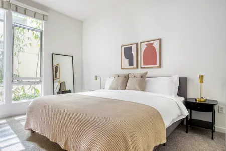 Redwood Ave Apartment