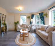 Orchard Bungalow - Sleeps 10 - Close to Town Centre - Free Parking, Pool Table, Fast Wi-Fi and Smart TV with Netflix