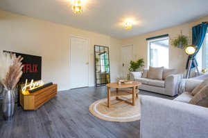 Orchard Bungalow - Sleeps 10 - Close to Town Centre - Free Parking, Pool Table, Fast Wi-Fi and Smart TV with Netflix