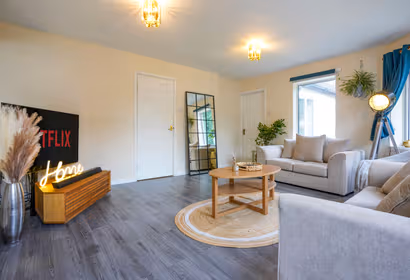 Orchard Bungalow - Sleeps 10 - Close to Town Centre - Free Parking, Pool Table, Fast Wi-Fi and Smart TV with Netflix