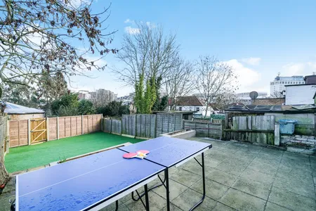 Luxurious house in Wembley - Garden