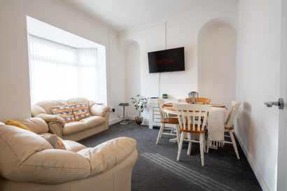 Stay here! - Ideal for groups working in Swansea