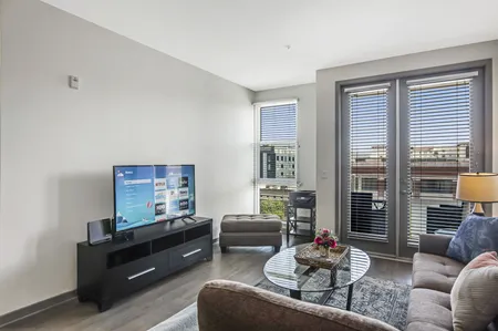 1 BR in Wilson Ave