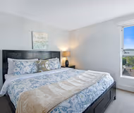 Spacious 2BR in Barrington Ave