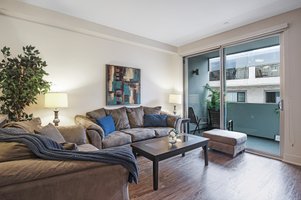 Classic 2 BR in Barrington Ave