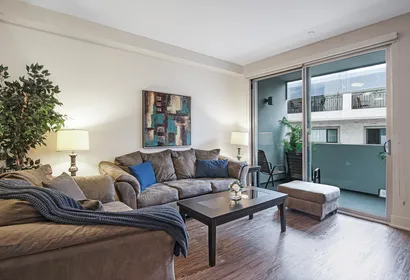 Classic 2 BR in Barrington Ave