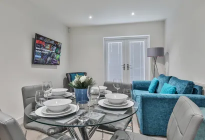 54 Greenwood Crescent House with Garden & Parking