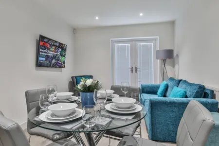 54 Greenwood Crescent House with Garden & Parking