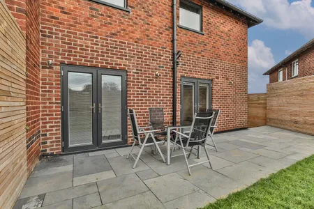 54 Greenwood Crescent House with Garden & Parking