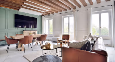 WITH THE FASCINATING VIEW OF SEINE ON QUAI DE MONTEBELLO RIGHT AROUND THE CORNER OF NOTRE DAME