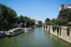WITH THE FASCINATING VIEW OF SEINE ON QUAI DE MONTEBELLO RIGHT AROUND THE CORNER OF NOTRE DAME
