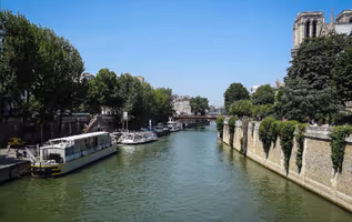 WITH THE FASCINATING VIEW OF SEINE ON QUAI DE MONTEBELLO RIGHT AROUND THE CORNER OF NOTRE DAME